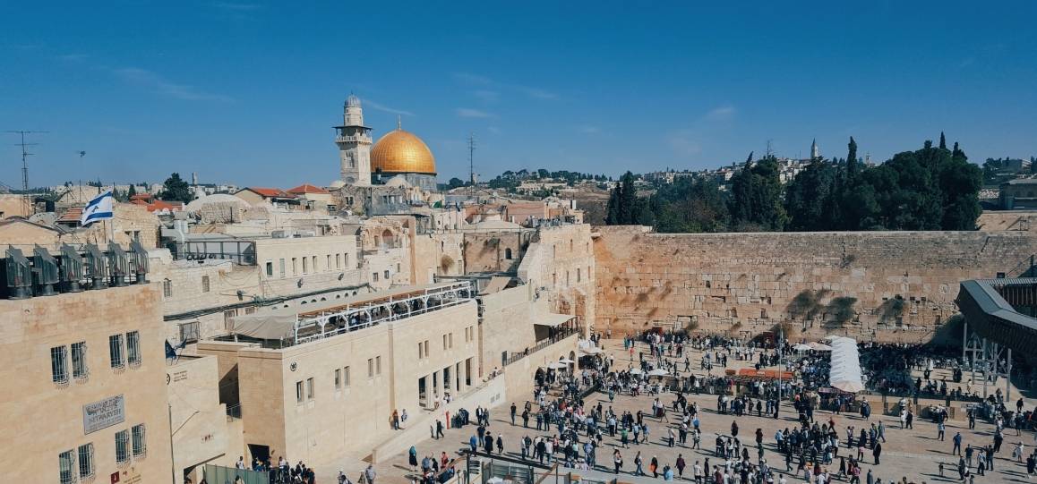 Jerusalem on yksi monista kiistakysymyksistä Palestiinan konfliktissa. Kaupungilla on lisäksi suuri historiallinen ja uskonnollinen merkitys juutalaisille, kristityille ja muslimeille maailmanlaajuisesti. Kuva: Unsplash.